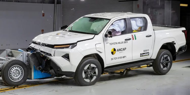 Dobrak Sejarah, Toyota Hilux Listrik Raih Skor Keselamatan Tertinggi ANCAP