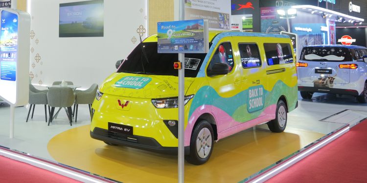 Dari Bus Sekolah Hingga Spider-Man, Wuling Sulap Lini Mobil Listriknya Jadi Nyentrik di PRJ 2026!