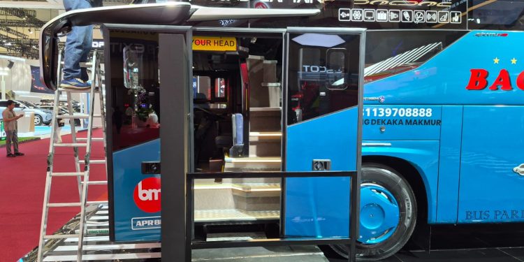 Mudahkan Akses Turun Naik, Karoseri Tentrem Buat Pintu Depan Bus Jadi Double Pneumatic