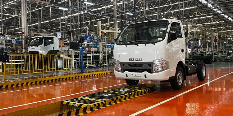 Pabrik Isuzu Karawang Ciptakan Truk Tangguh Hanya Dalam Hitungan Menit!