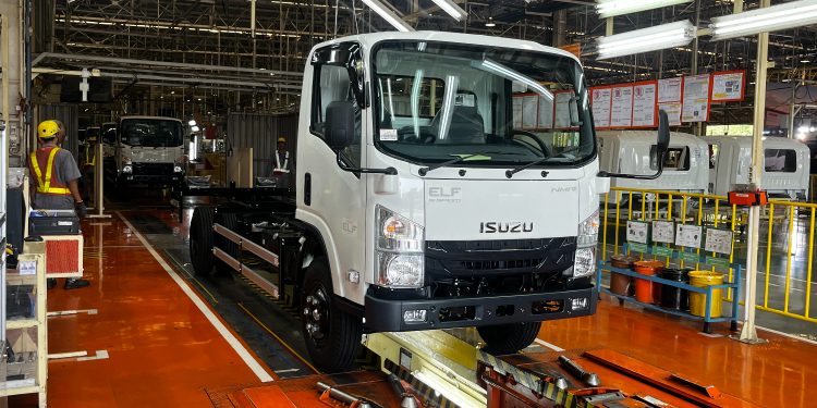 Pabrik Isuzu Karawang Ciptakan Truk Tangguh Hanya Dalam Hitungan Menit!