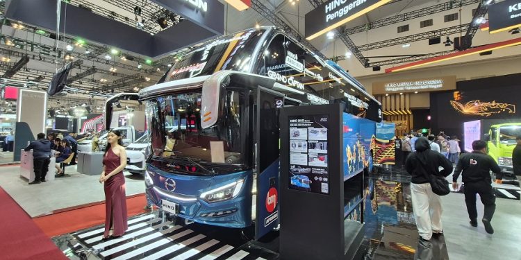 Hino Indonesia Wujudkan Transportasi Aman dengan Sasis Bus RM 280 Retarder