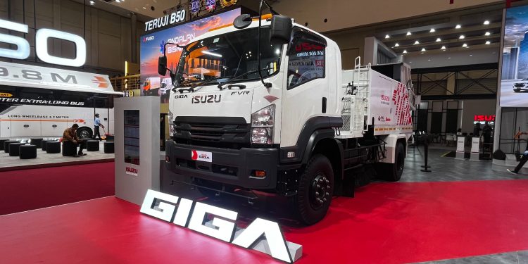 Truk Isuzu Giga FVR Disulap Jadi ‘Penyapu Jalan’ Tercanggih di GIIAS 2026!