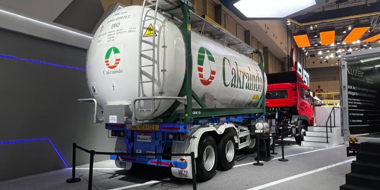 Sektor Logistik Tembus 9%, UD Trucks dan Pertamina Rombak Total Standar Truk Bahan Berbahaya!