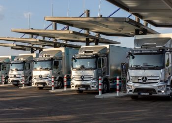 Trik Canggih Mercedes-Benz Atasi Kelangkaan 20.000 Parkir Truk, Sopir Logistik Dijamin Bebas Stres!