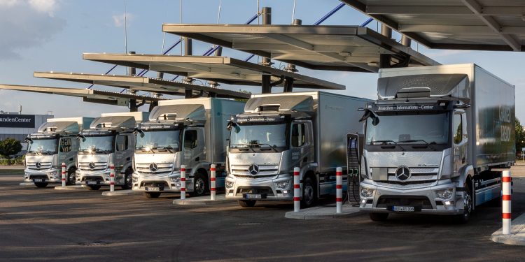 Trik Canggih Mercedes-Benz Atasi Kelangkaan 20.000 Parkir Truk, Sopir Logistik Dijamin Bebas Stres!