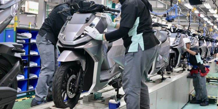 Karya Anak Bangsa Mengaspal! Presiden Prabowo Resmi Luncurkan Motor Listrik Nasional