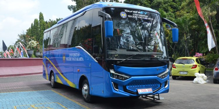 Bus Listrik VKTR Resmi Mengaspal di UNY, Bisa Tembus 270 Km Sekali Cas!