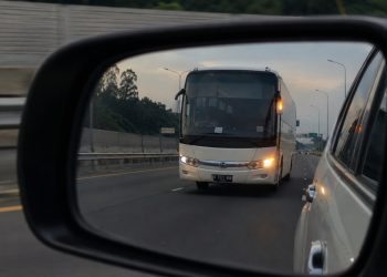 Mengungkap Kode Rahasia Kedipan Lampu Dim Bus di Jalan Raya, Pengendara Wajib Tahu!