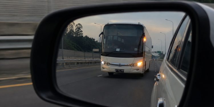 Mengungkap Kode Rahasia Kedipan Lampu Dim Bus di Jalan Raya, Pengendara Wajib Tahu!