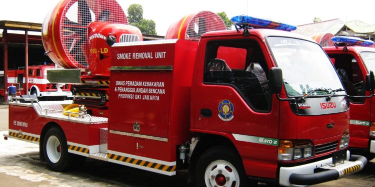 Terdampak Abu Vulkanik, Ini Tugas Utama Truk Smoke Removal dan Street Sweeper di Jalan