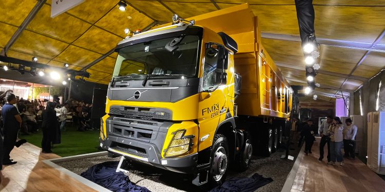 Volvo Trucks Indonesia Jamin Truk Volvo FMX Edge Aman Tenggak BBM B50!