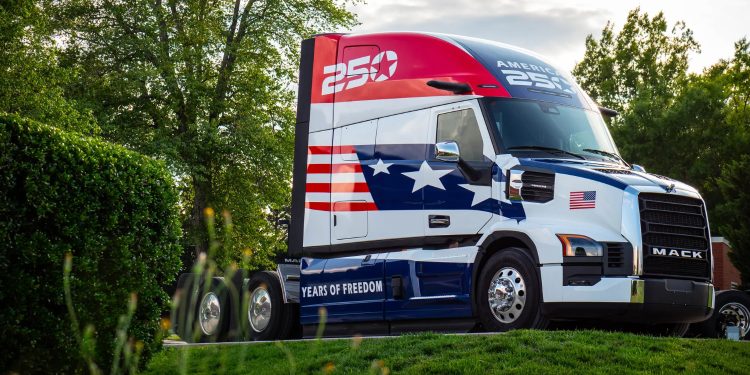 Penyebab Truk-Truk Amerika Tetap Pakai Moncong, Hino Hingga Volvo Pun Harus Bikin Model Khusus!