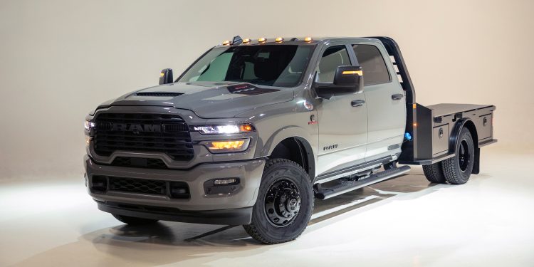 RAM Chassis Cab Night Edition Meluncur, Tampil Garang Serba Hitam