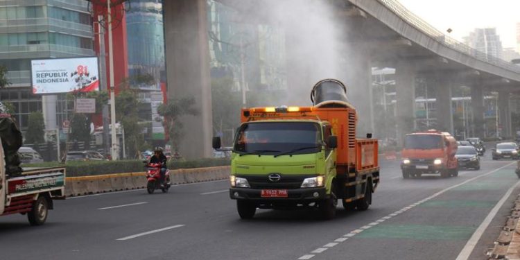 Fungsi Truk Water Mist Semburkan Partikel Air ke Udara