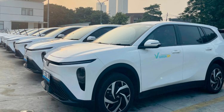 Green SM Resmi Hadirkan Layanan Taksi Listrik 6-Seater VinFast Green Limo
