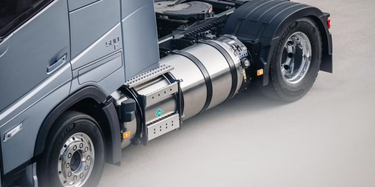 Sekali Isi Tangki Tembus 1.000 KM! Intip Spesifikasi Truk Gas Terbaru Volvo yang Banyak Peminat