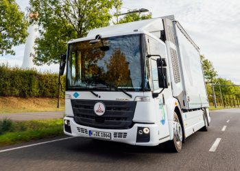 Hasil Kerjasama Unik, BMW Operasikan Truk Mercedes-Benz Econic Berjantung Hidrogen!
