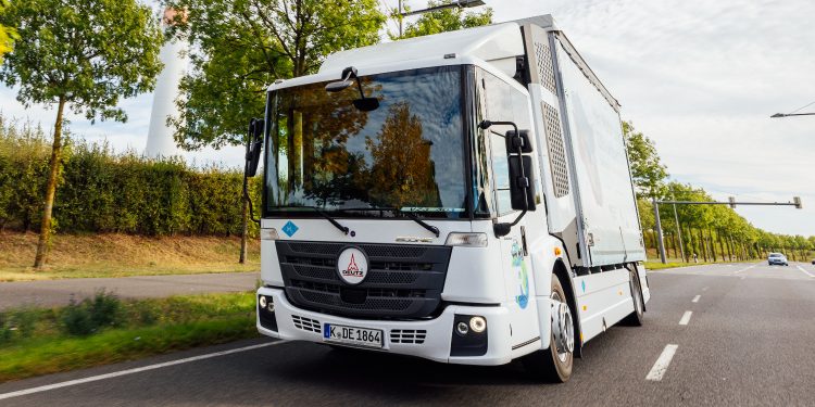 Hasil Kerjasama Unik, BMW Operasikan Truk Mercedes-Benz Econic Berjantung Hidrogen!
