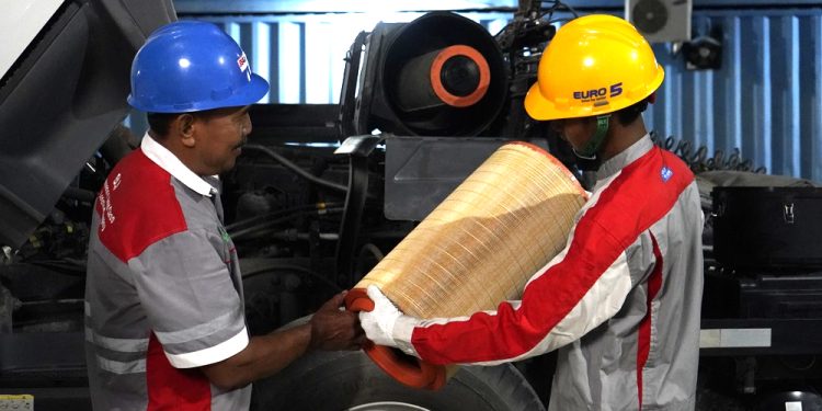 Bisa Bikin Turun Mesin! Ini Bahaya Fatal Sepelekan Filter Udara Truk Heavy Duty