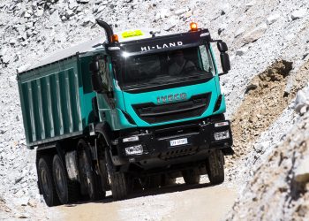 Bawa Muatan Berat Tapi Tetap Irit? Ini Alasan Power-to-Weight Ratio Truk Tambang Wajib Diperhitungkan!