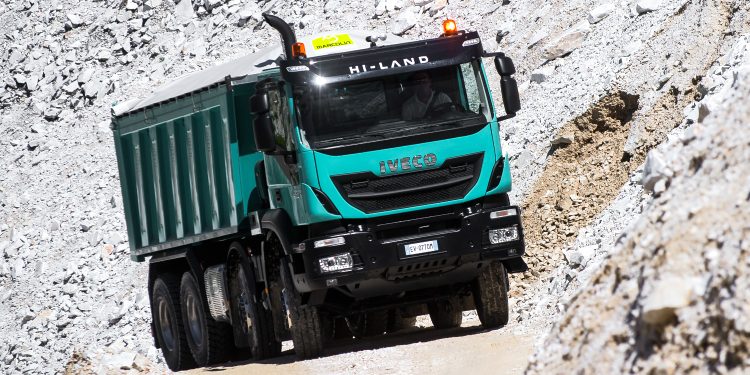 Bawa Muatan Berat Tapi Tetap Irit? Ini Alasan Power-to-Weight Ratio Truk Tambang Wajib Diperhitungkan!