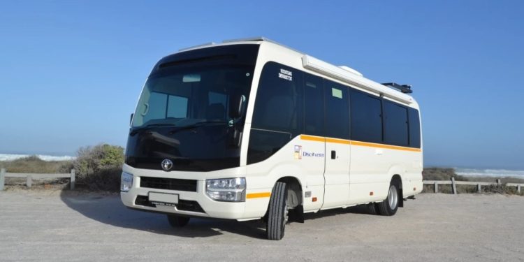 Bus Toyota Coaster Ini Disulap Jadi Motorhome Mewah Berjalan, Intip Fasilitasnya!