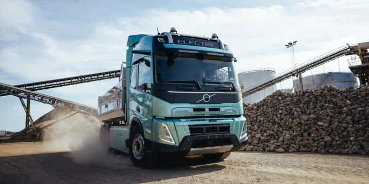 Sanggup Tempuh 700 Km, Lini Truk Listrik Volvo Sabet Gelar International Truck of the Year 2027!