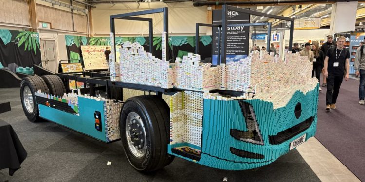 Unik! Pria Ini Bangun Truk Listrik Volvo FH Aero dari 1 Juta Balok LEGO, Bisa Dikendarai!