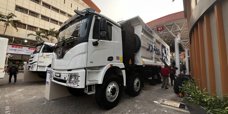 Profil XCMG XT490DT 8×4 EV, Truk Listrik Tambang Berdaya Angkut 85 Ton!